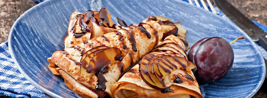 Clătite cu gem de prune și nucă