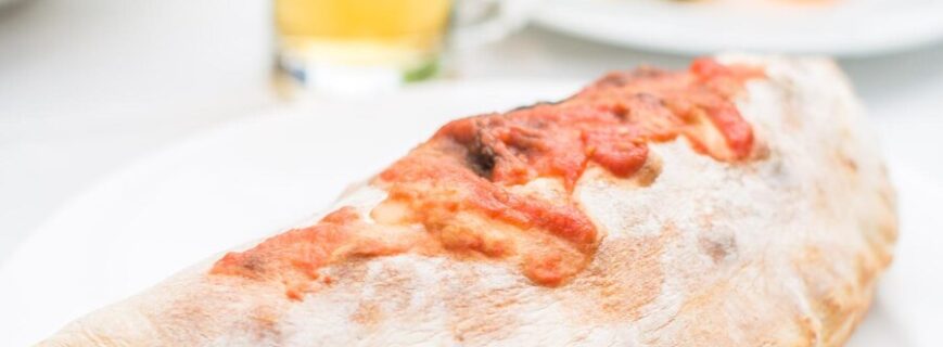 Calzone umplut cu mozzarella si sos