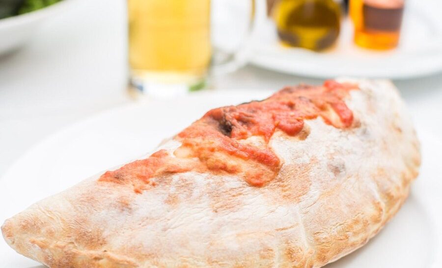 Calzone umplut cu mozzarella si sos