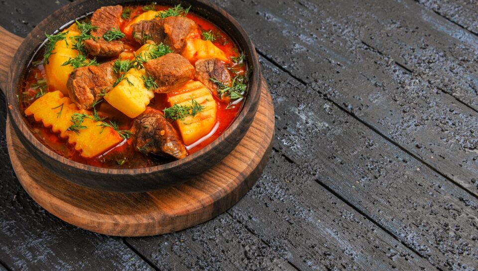 Gulas de porc cu cartofi