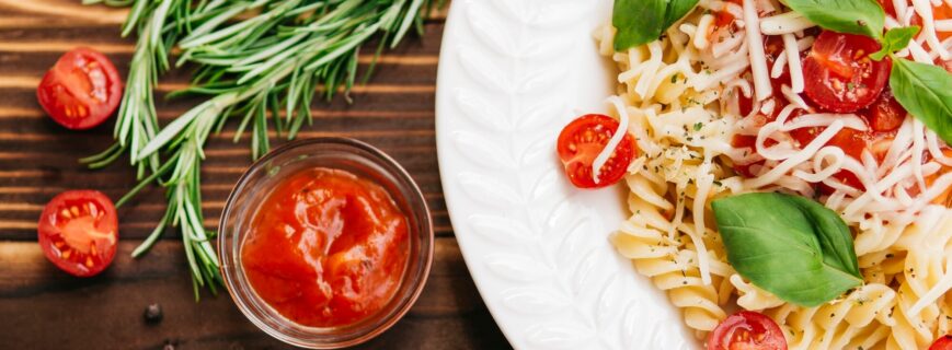 Pasta with sun-dried tomatoes and arugula