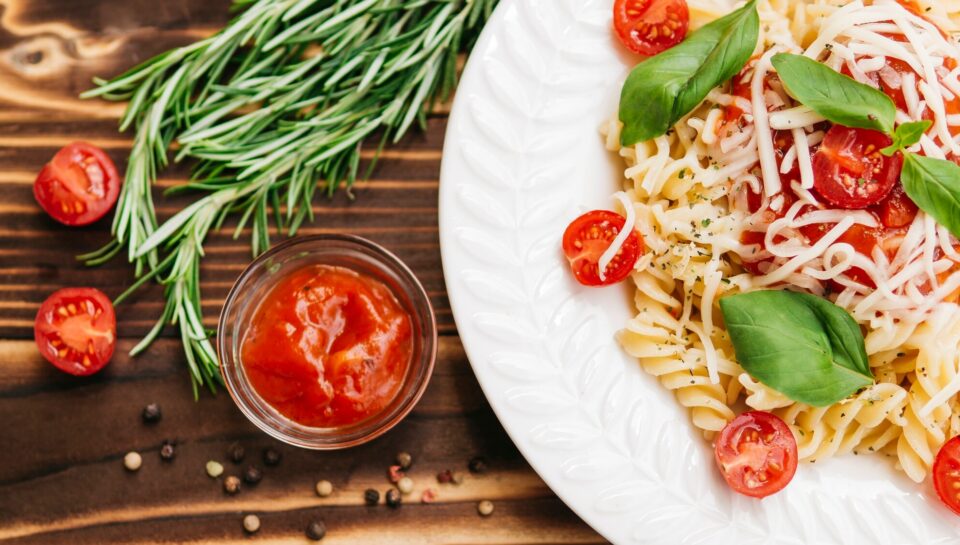 Pasta with sun-dried tomatoes and arugula