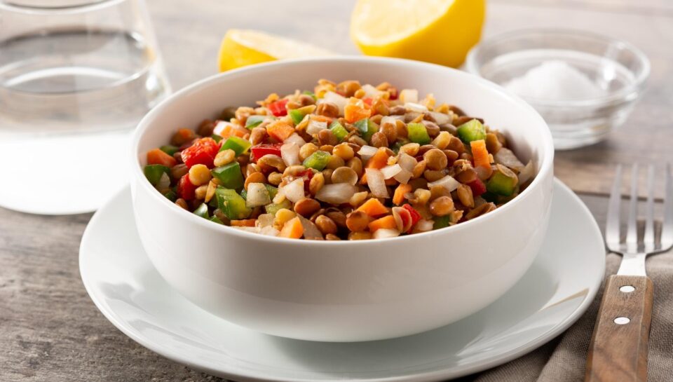 Salată de linte cu ardei copți