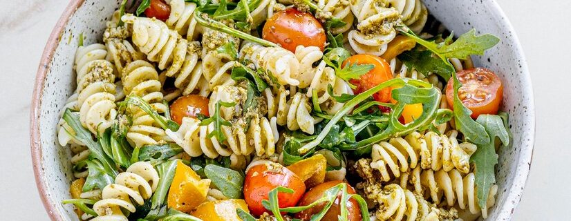 Salata de paste cu pesto si rosii cherry