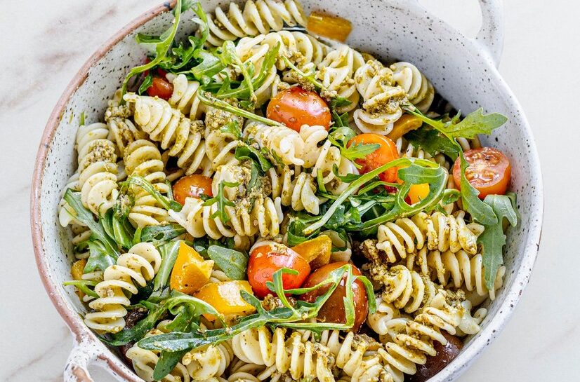 Salata de paste cu pesto si rosii cherry